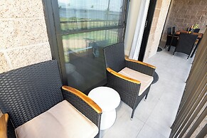 Hip Hawaiian Seaside Vistas