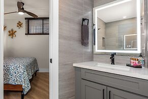 Hip Hawaiian Seaside Vistas