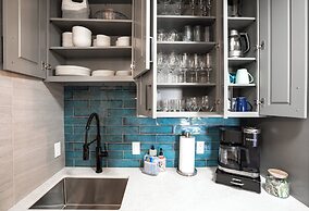 Hip Hawaiian Seaside Vistas