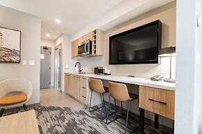 Sandman Signature Winnipeg Airport Hotel & Suites