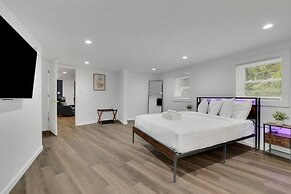 Luxury 7BR Buckhead Oasis w Pool Gameroom Firepit