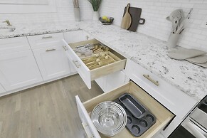 Luxury 7BR Buckhead Oasis w Pool Gameroom Firepit