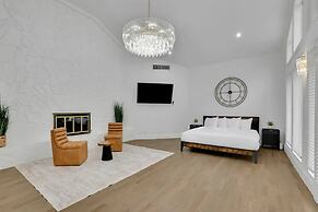 Luxury 7BR Buckhead Oasis w Pool Gameroom Firepit