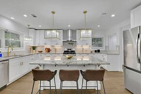 Luxury 7BR Buckhead Oasis w Pool Gameroom Firepit