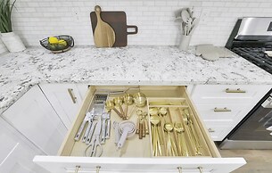 Luxury 7BR Buckhead Oasis w Pool Gameroom Firepit