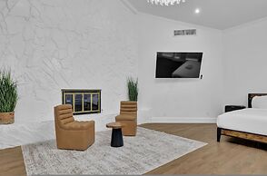 Luxury 7BR Buckhead Oasis w Pool Gameroom Firepit