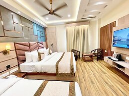 Hotel Mantavya - Varanasi near Temple