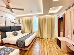 Hotel Mantavya - Varanasi near Temple