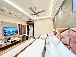 Hotel Mantavya - Varanasi near Temple