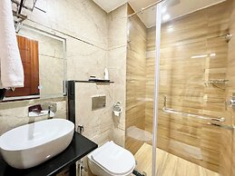 Hotel Mantavya - Varanasi near Temple