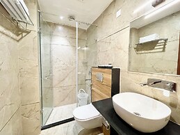 Hotel Mantavya - Varanasi near Temple