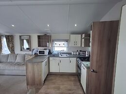 3-bed Caravan - Sleeps 8 - Pool