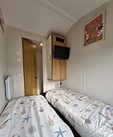 Meadow View 3-bed Caravan - Sleeps 8 - Petfriendly