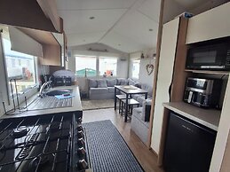 Meadow View 3-bed Caravan - Sleeps 8 - Petfriendly