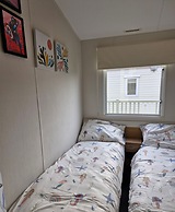 Meadow View 3-bed Caravan - Sleeps 8 - Petfriendly