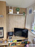 Meadow View 3-bed Caravan - Sleeps 8 - Petfriendly