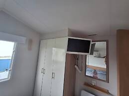 Meadow View 3-bed Caravan - Sleeps 8 - Petfriendly