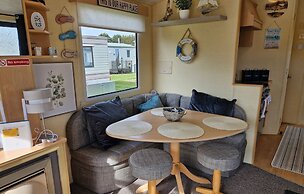 3-bed Caravan - Sleeps 8 - Pool Onsite - Petsok