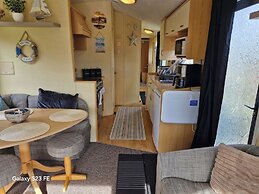 3-bed Caravan - Sleeps 8 - Pool Onsite - Petsok