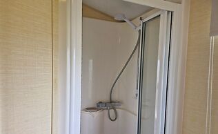 3-bed Caravan - Sleeps 8 - Pool Onsite - Petsok