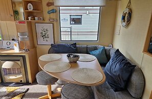 3-bed Caravan - Sleeps 8 - Pool Onsite - Petsok