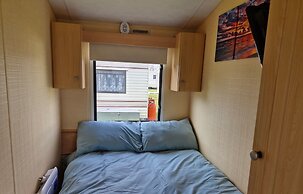 3-bed Caravan - Sleeps 8 - Pool Onsite - Petsok