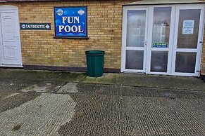 3-bed Caravan - Sleeps 8 - Pool Onsite - Petsok