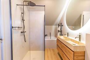 Recently Renovated Family Home Near the sea