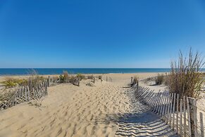Steps to Ocean: Colorful Abode in Fenwick Island