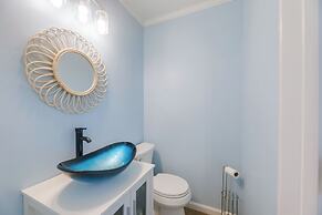 Steps to Ocean: Colorful Abode in Fenwick Island