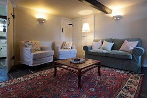 Drewe Arms Bunk Rooms & Church Cottage