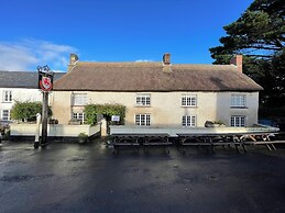 Drewe Arms Bunk Rooms & Church Cottage