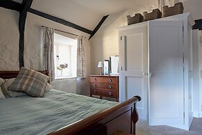 Drewe Arms Bunk Rooms & Church Cottage