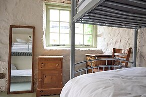 Drewe Arms Bunk Rooms & Church Cottage