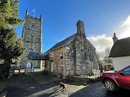 Drewe Arms Bunk Rooms & Church Cottage