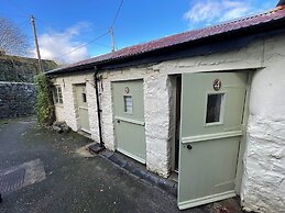 Drewe Arms Bunk Rooms & Church Cottage