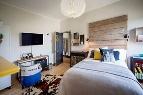 Higgihaus 46 Sleeps 5  Monday - Friday