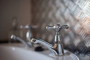 Higgihaus 46 Sleeps 5  Monday - Friday