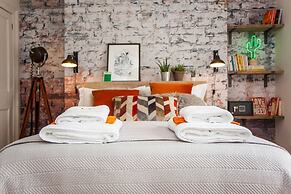 Higgihaus 46 Sleeps 5  Monday - Friday