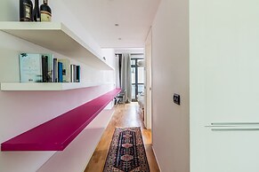 Stylish Apartment With Balcony