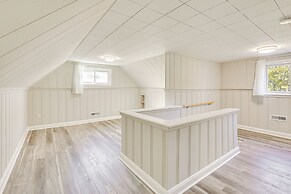 5 Mi to Downtown Baltimore: Quiet Home w/ Porch