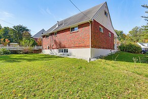 5 Mi to Downtown Baltimore: Quiet Home w/ Porch