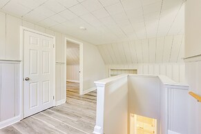 5 Mi to Downtown Baltimore: Quiet Home w/ Porch