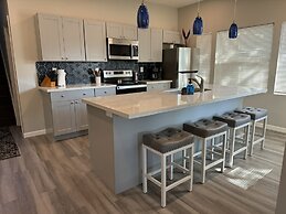 42 Chelsea Place On The Park- In Heart Of Downtown 3 Bedroom Home