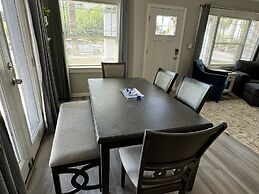 42 Chelsea Place On The Park- In Heart Of Downtown 3 Bedroom Home