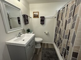 42 Chelsea Place On The Park- In Heart Of Downtown 3 Bedroom Home