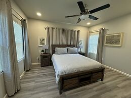 42 Chelsea Place On The Park- In Heart Of Downtown 3 Bedroom Home