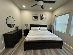 42 Chelsea Place On The Park- In Heart Of Downtown 3 Bedroom Home