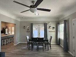 42 Chelsea Place On The Park- In Heart Of Downtown 3 Bedroom Home