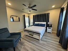 42 Chelsea Place On The Park- In Heart Of Downtown 3 Bedroom Home